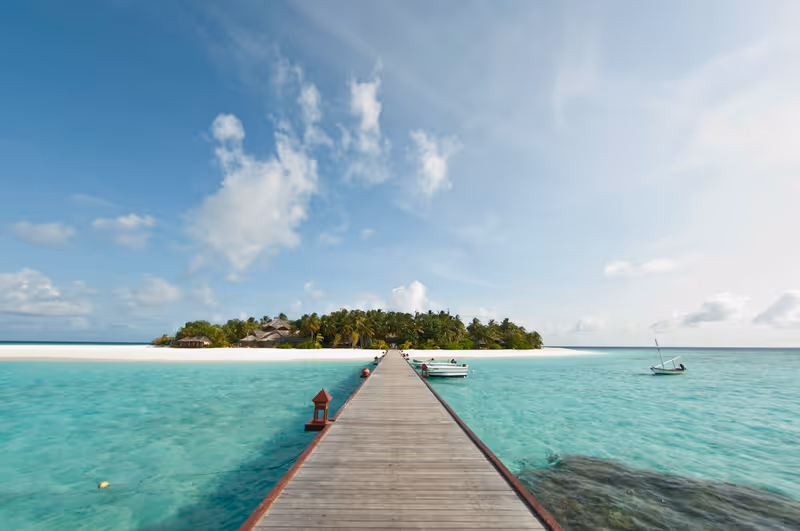 Ponton en bois menant à une île des Maldives