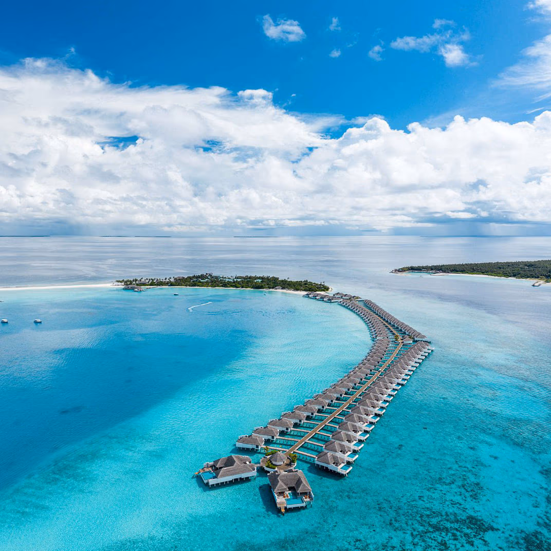 Villas sur pilotis alignées sur le lagon de Finolhu, atoll de Baa
